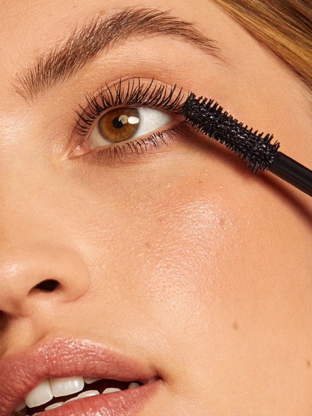 ILIA- Fullest Volumizing Mascara (black) - Picture 3 of 12